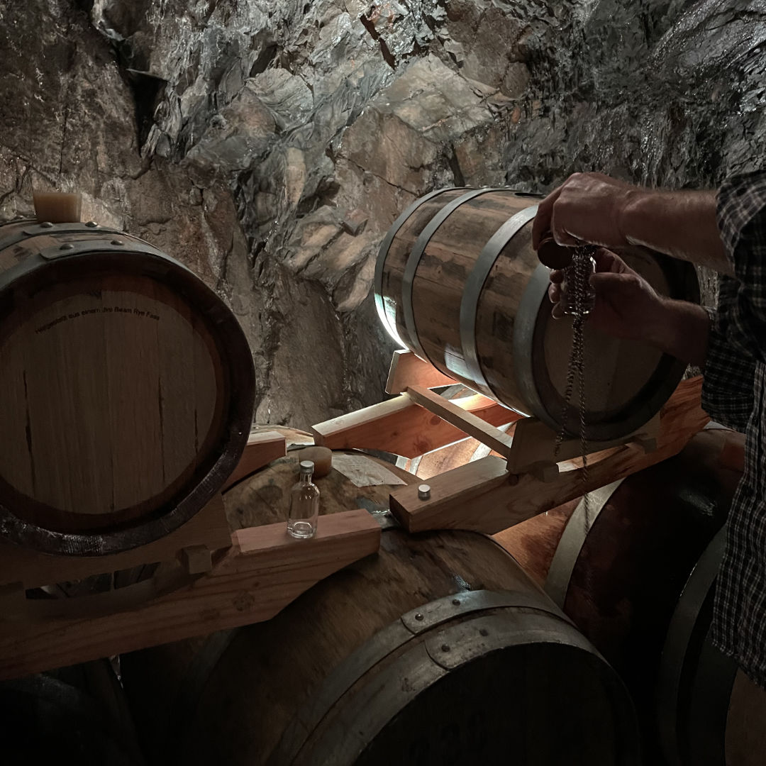 Der STOTTS Bierbrand ist ein einzigartiges Destillat aus Bier. Erfahren Sie, wie aus überschüssigem Bier im Pub-Keller ein Edelbrand entstand.