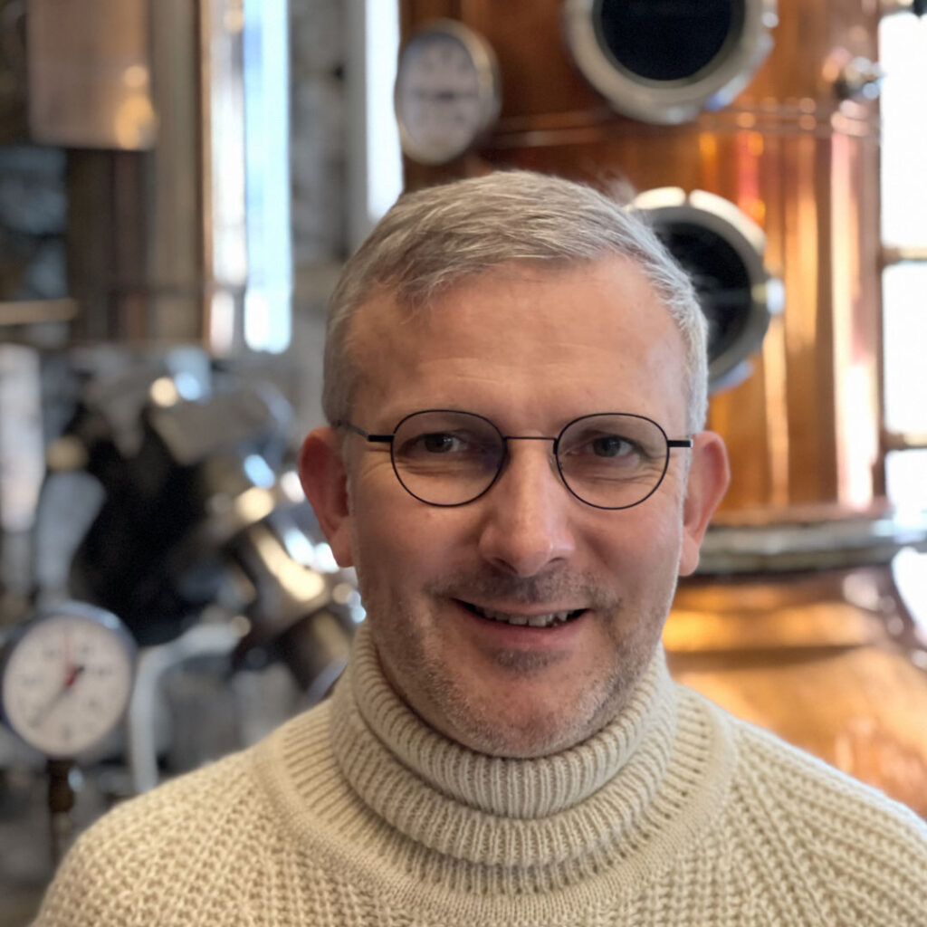 Der STOTTS Bierbrand ist ein einzigartiges Destillat aus Bier. Erfahren Sie, wie aus überschüssigem Bier im Pub-Keller ein Edelbrand entstand.