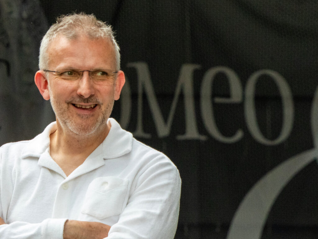 Wer steckt hinter The Shakespeare? Nathaniel Stott — zertifizierter Biersommelier, Absolvent der Heriot-Watt University Edinburgh, Pub-Wirt aus Leidenschaft und das Team, das Herdecke täglich willkommen heißt.