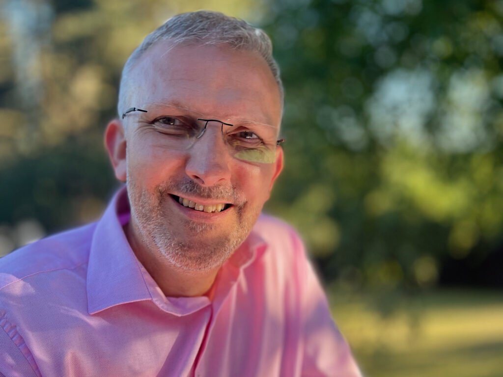 Wer steckt hinter The Shakespeare? Nathaniel Stott — zertifizierter Biersommelier, Absolvent der Heriot-Watt University Edinburgh, Pub-Wirt aus Leidenschaft und das Team, das Herdecke täglich willkommen heißt.