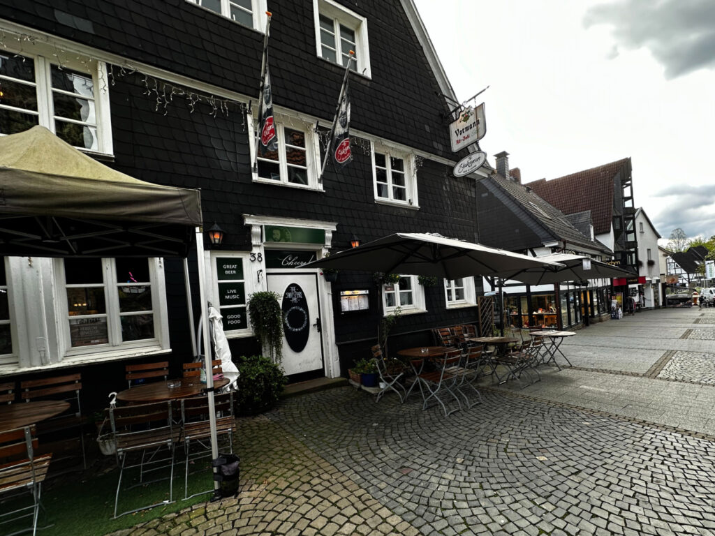 Dein English Pub in Herdecke. Craft Beer vom Fass, Live-Musik fast jede Woche, monatliche Tastings mit dem Biersommelier. Keine Reservierung nötig — komm einfach rein. Hauptstraße 38.