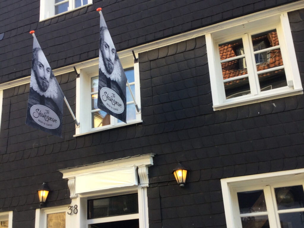 Das Fachwerkhaus an der Hauptstraße 38 in Herdecke blickt auf Jahrhunderte Geschichte zurück. Vom Westfälischen Hof zum Shakespeare Pub.